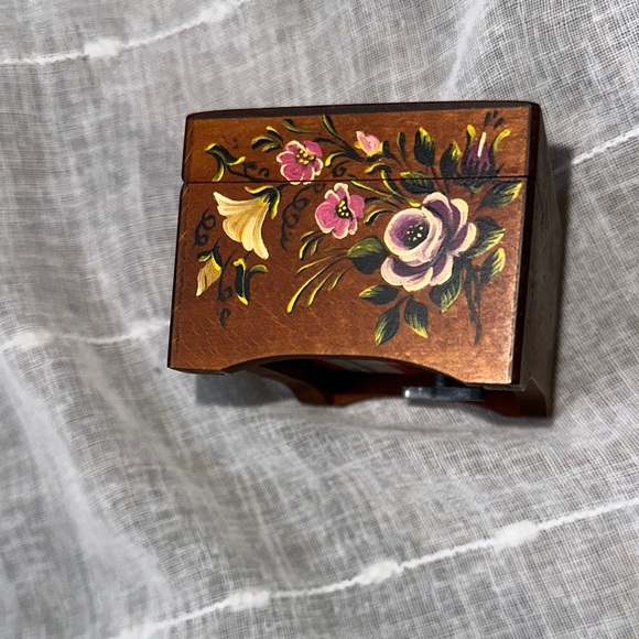 Vintage CUENDET Swiss Music Box 1985 Hand Carved Wood & Hand Painted Floral EUC - Picture 8 of 17